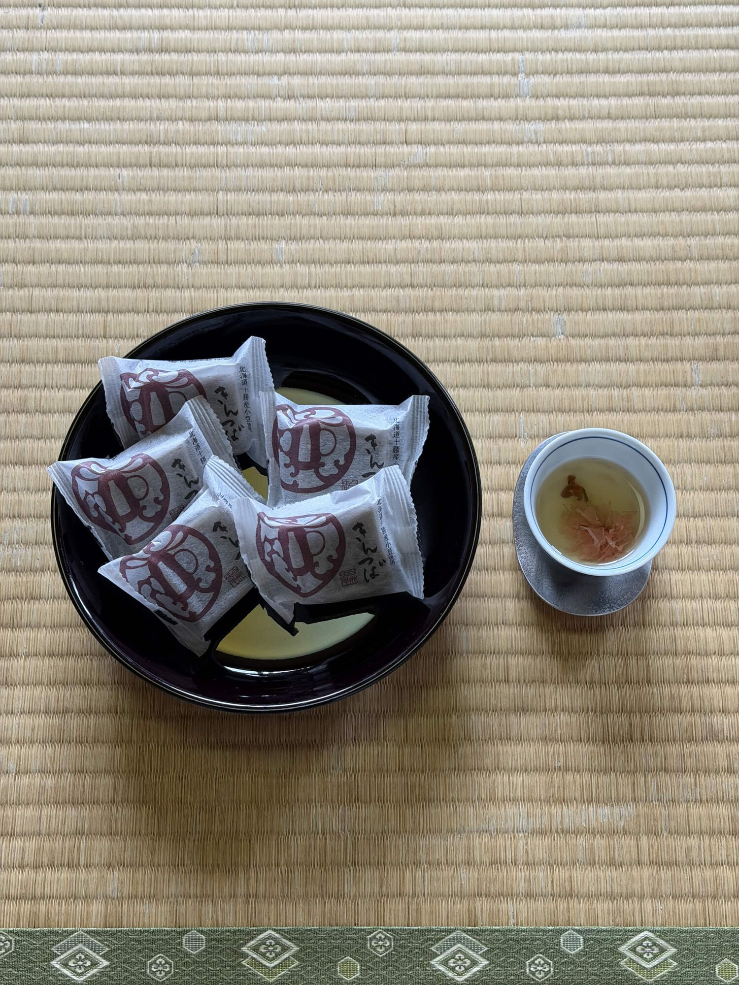 桜茶ときんつば